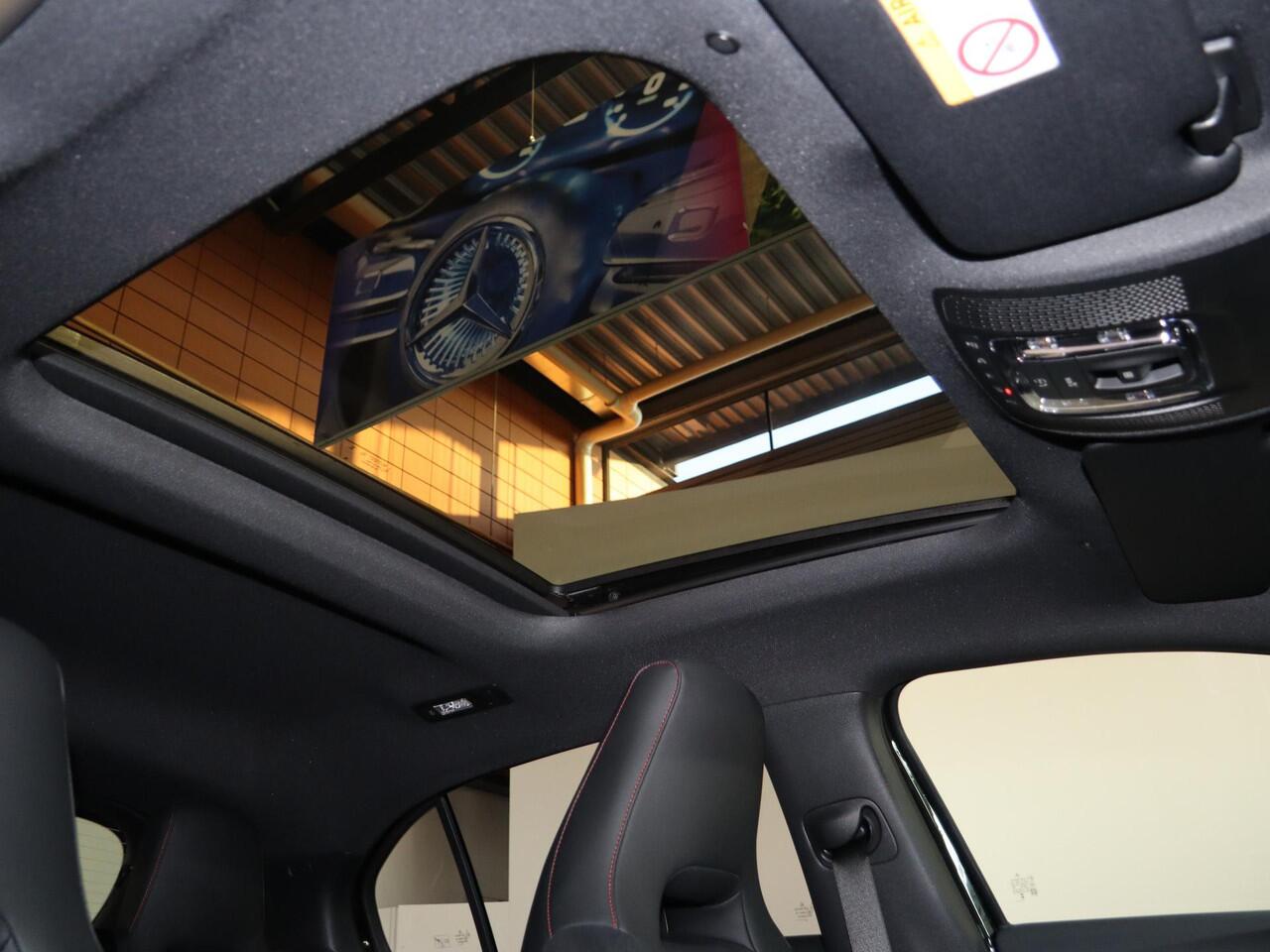 Mercedes-Benz A-KLASSE 180 Business Solution AMG | Panoramaschuifdak | Stoelverwarming | Achteruitrijcamera | MULTIBEAM LED |