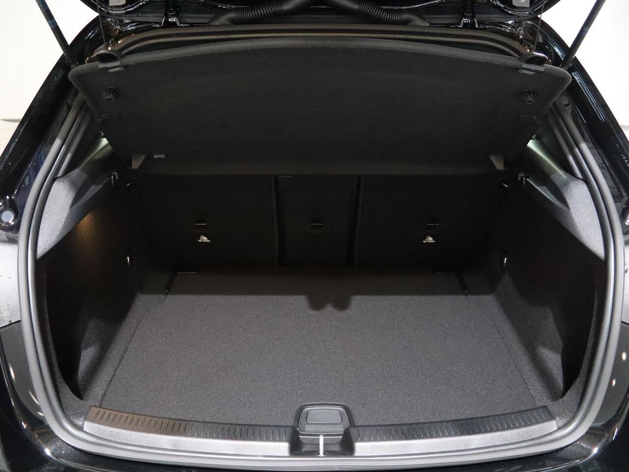 Mercedes-Benz A-KLASSE 180 Business Solution AMG | Panoramaschuifdak | Stoelverwarming | Achteruitrijcamera | MULTIBEAM LED |