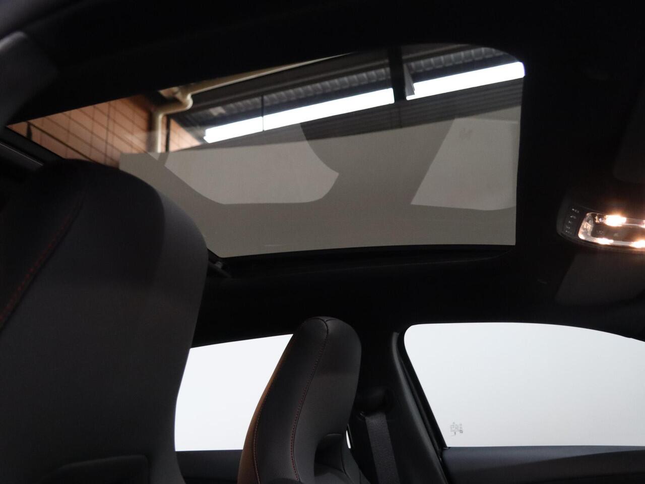 Mercedes-Benz A-KLASSE 180 Business Solution AMG | Panoramaschuifdak | Stoelverwarming | Achteruitrijcamera | MULTIBEAM LED |