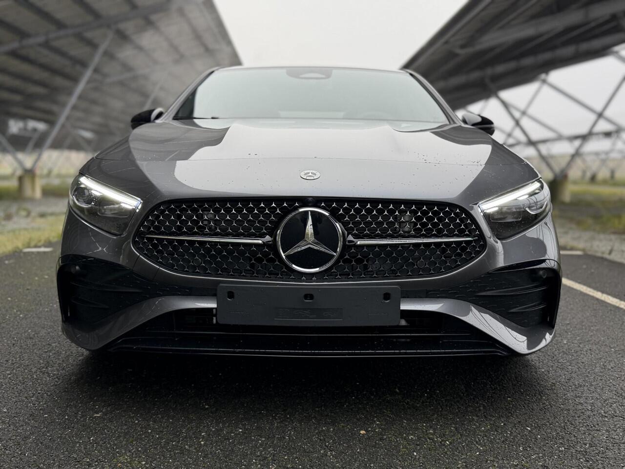 Mercedes-Benz A-KLASSE 180 Business Solution AMG | Night | Panoramaschuifdak | Sfeerverlichting | Achteruitrijcamera | MULTIBEAM LED | Stoelverwarming |