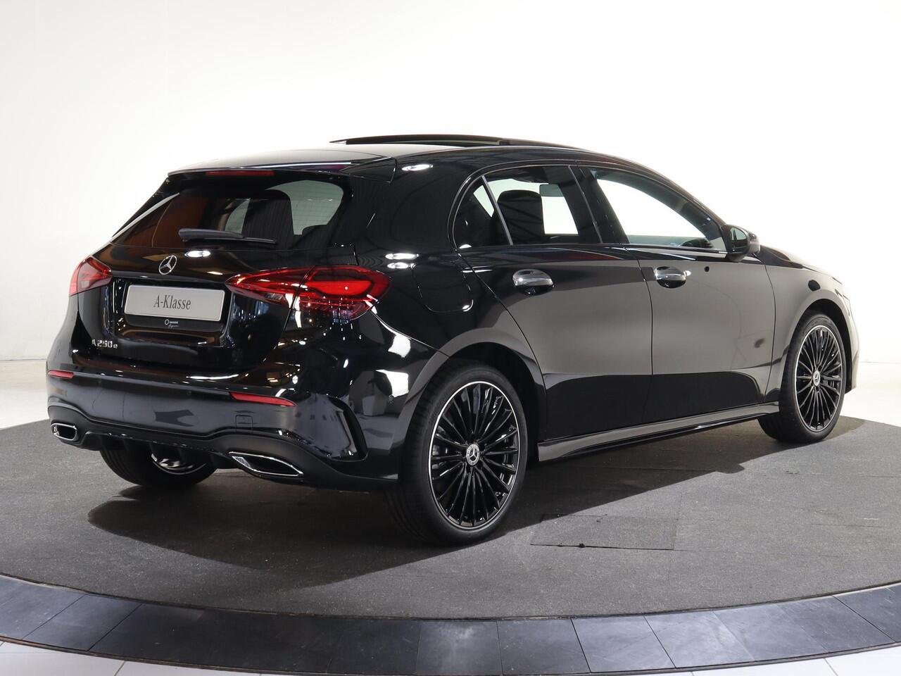 Mercedes-Benz A-KLASSE 250e Business Solution AMG | Panoramaschuifdak | Premium Plus | 19"AMG-velgen | Head-up display | Dodehoekassistent |