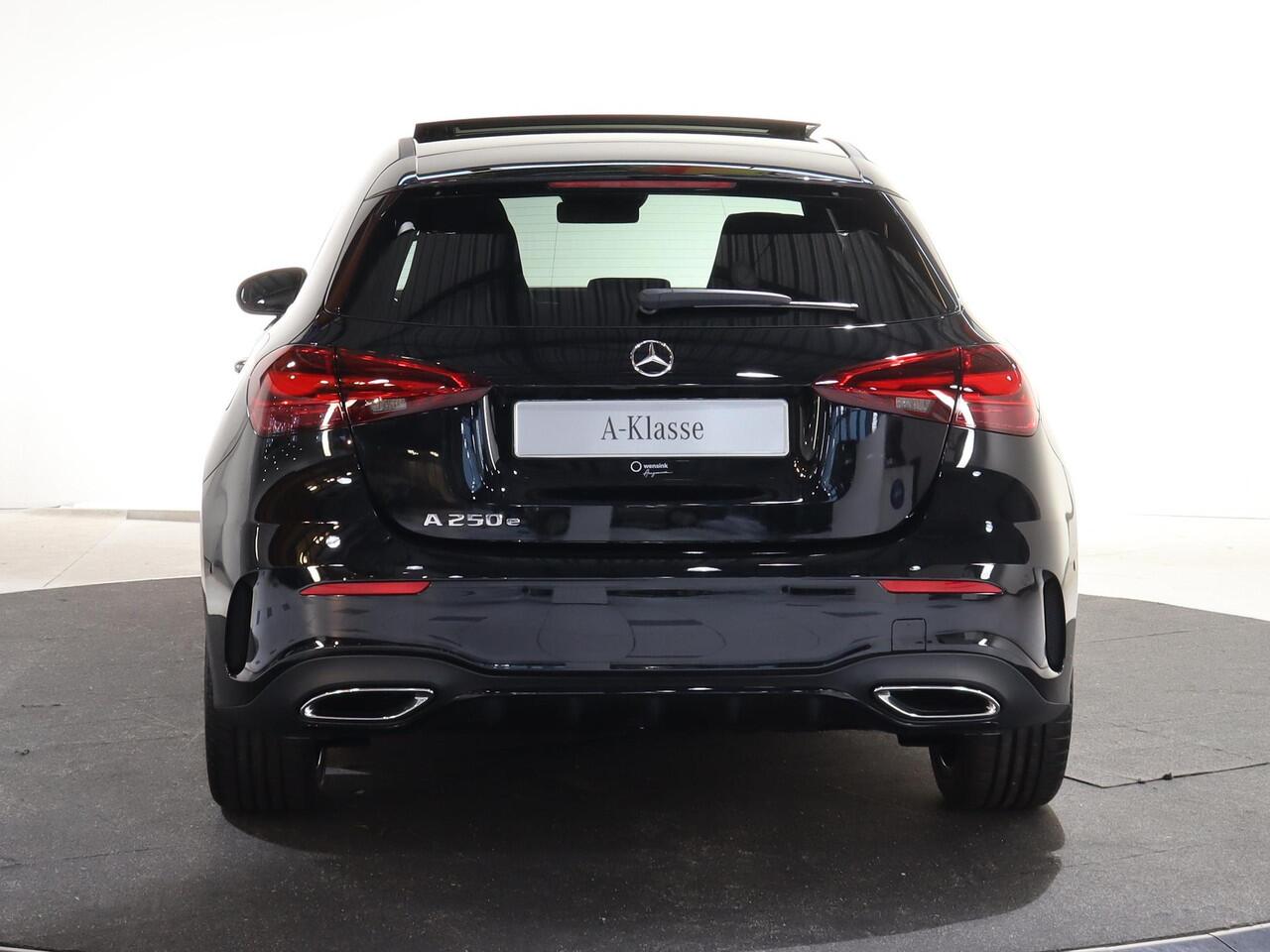 Mercedes-Benz A-KLASSE 250e Business Solution AMG | Panoramaschuifdak | Premium Plus | 19"AMG-velgen | Head-up display | Dodehoekassistent |