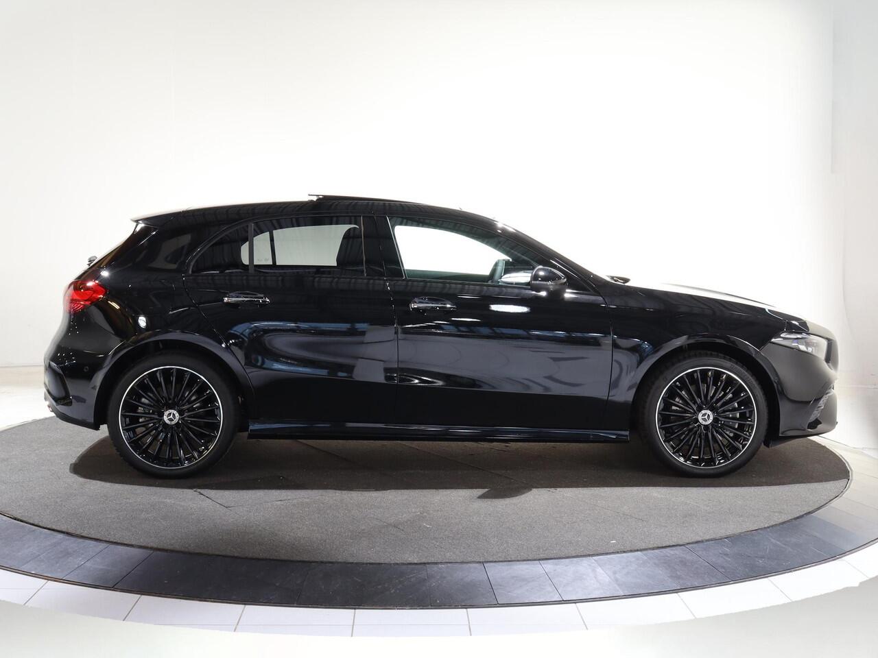 Mercedes-Benz A-KLASSE 250e Business Solution AMG | Panoramaschuifdak | Premium Plus | 19"AMG-velgen | Head-up display | Dodehoekassistent |