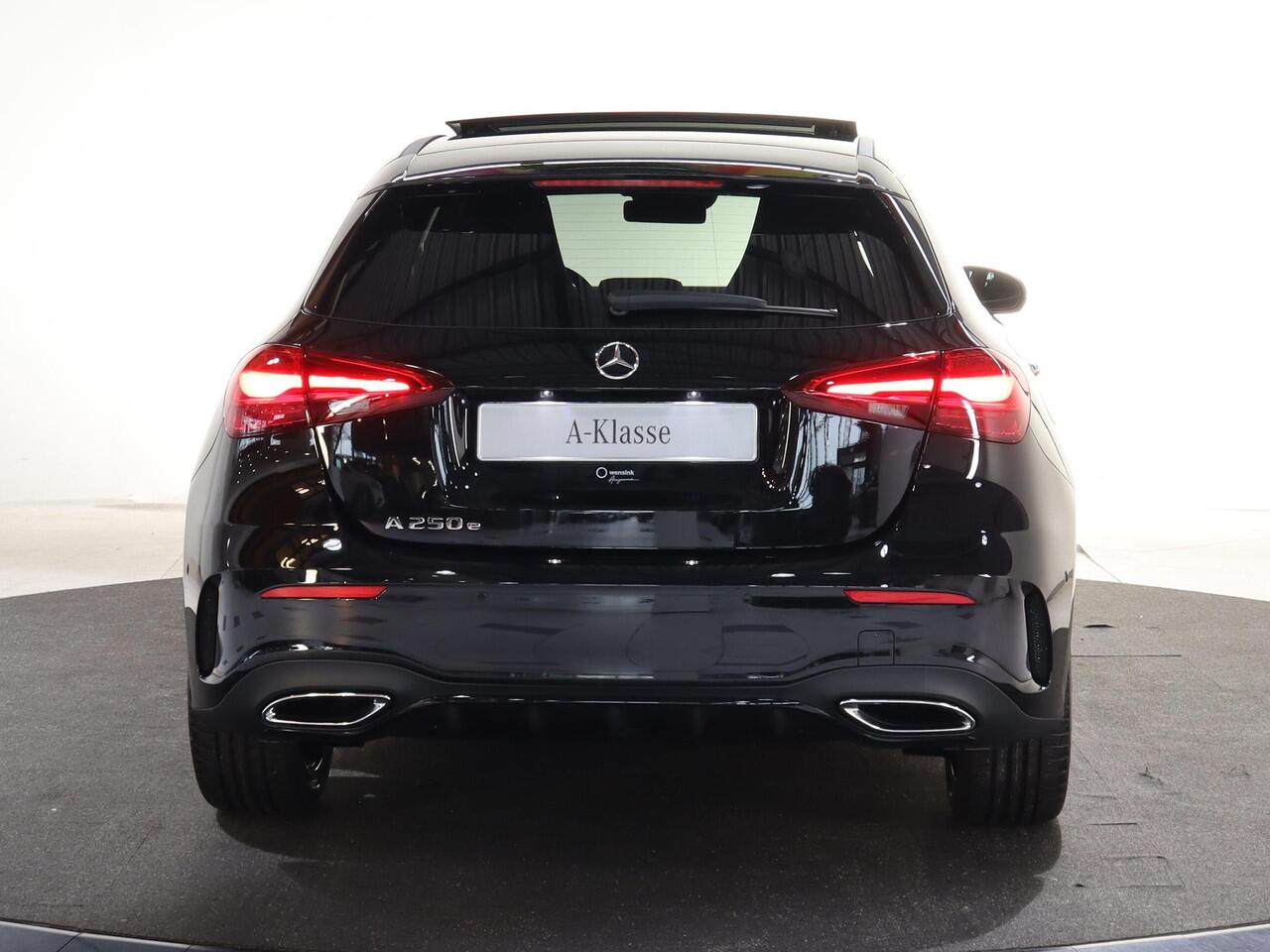 Mercedes-Benz A-KLASSE 250 e Business Solution AMG | Panoramaschuifdak | Premium Plus | 19"AMG-velgen | Head-up display | Dodehoekassistent |