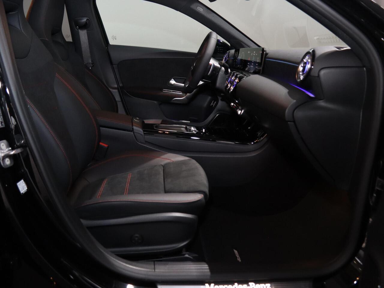 Mercedes-Benz A-KLASSE 250 e Business Solution AMG | Panoramaschuifdak | Premium Plus | 19"AMG-velgen | Head-up display | Dodehoekassistent |