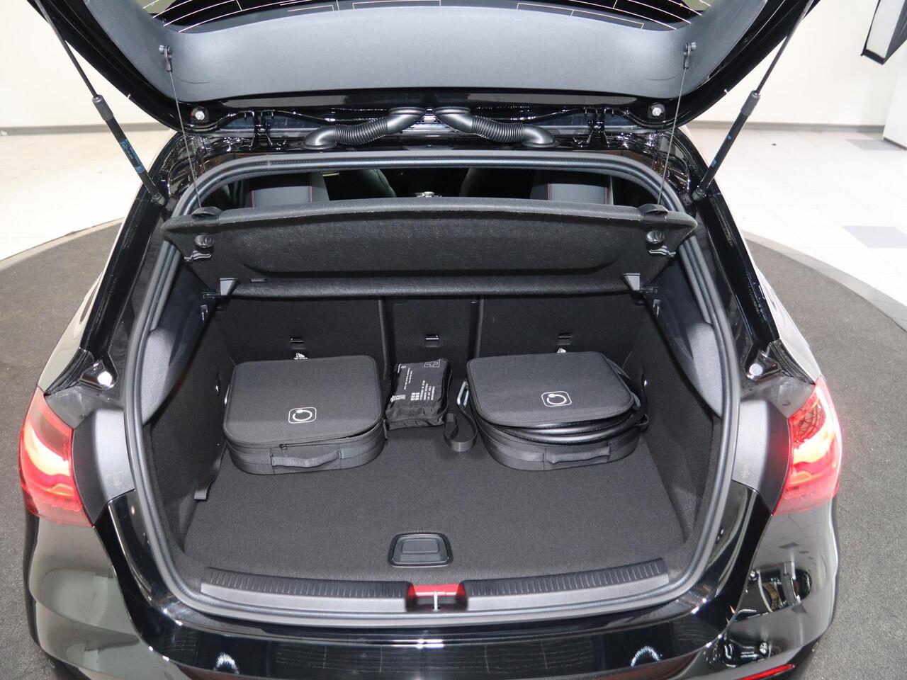 Mercedes-Benz A-KLASSE 250e Business Solution AMG | Panoramaschuifdak | Premium Plus | 19"AMG-velgen | Head-up display | Dodehoekassistent |