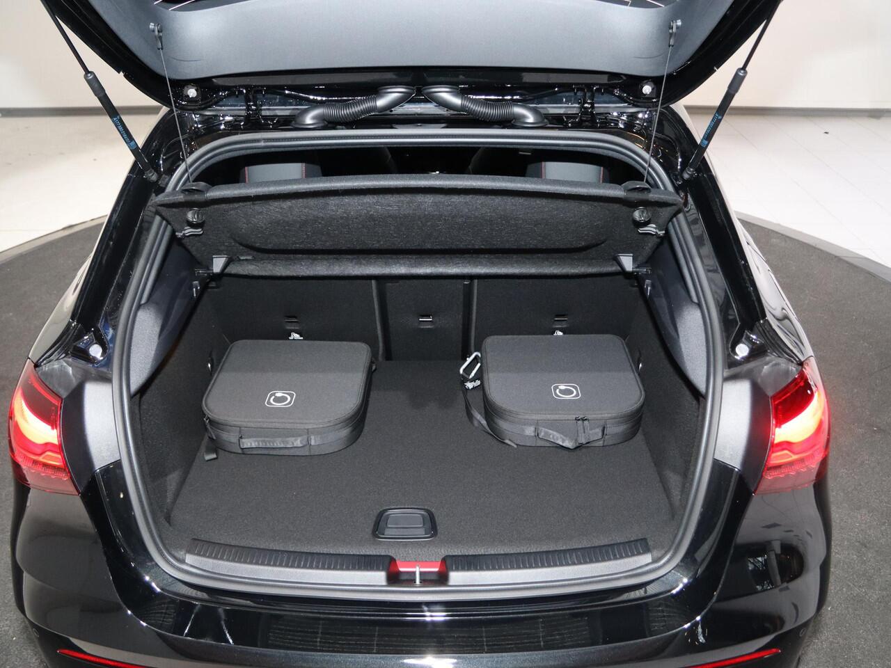 Mercedes-Benz A-KLASSE 250e Business Solution AMG | Panoramaschuifdak | Premium Plus | Head-up display | Dodehoekassistent |