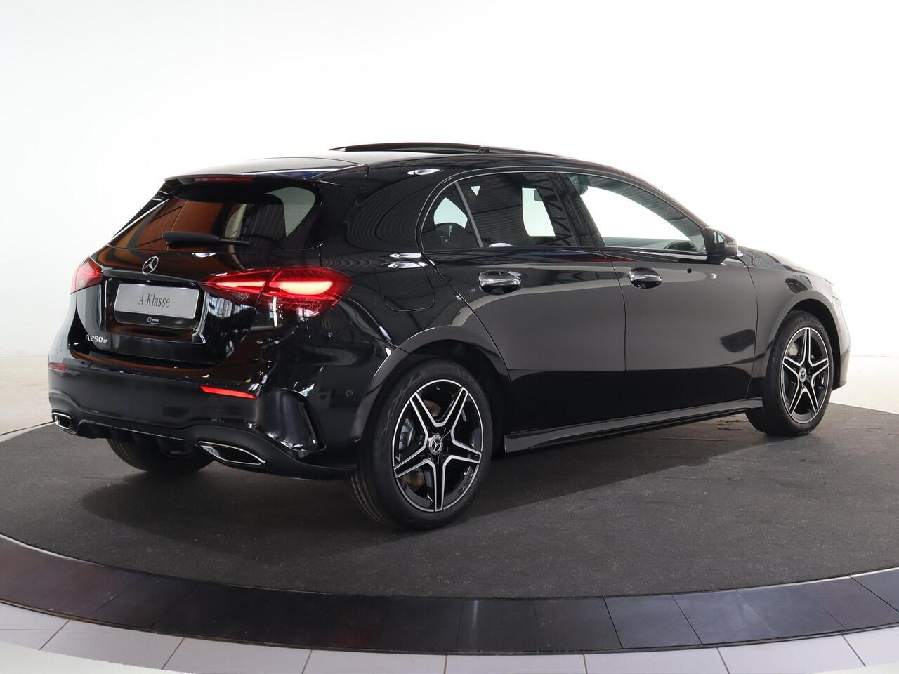 Mercedes-Benz A-KLASSE 250e Business Solution AMG | Panoramaschuifdak | Premium Plus | Head-up display | Dodehoekassistent |