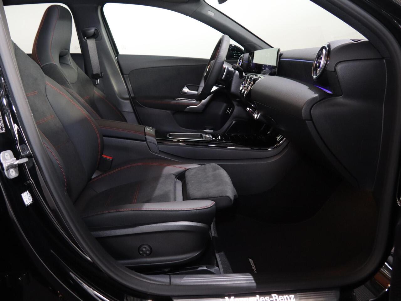 Mercedes-Benz A-KLASSE 250e Business Solution AMG | Panoramaschuifdak | Premium Plus | Head-up display | Dodehoekassistent |