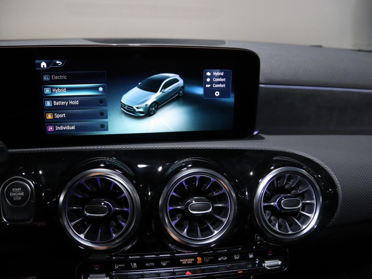 Mercedes-Benz A-KLASSE 250e Business Solution AMG | Panoramaschuifdak | Stoelverwarming | Achteruitrijcamera | MULTIBEAM LED | 19"inch AMG velgen |