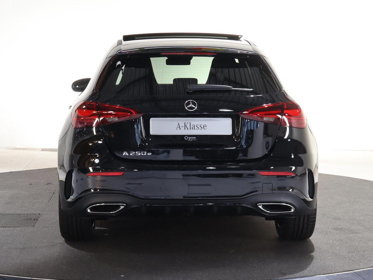 Mercedes-Benz A-KLASSE 250e Business Solution AMG | Panoramaschuifdak | Stoelverwarming | Achteruitrijcamera | MULTIBEAM LED | 19"inch AMG velgen |