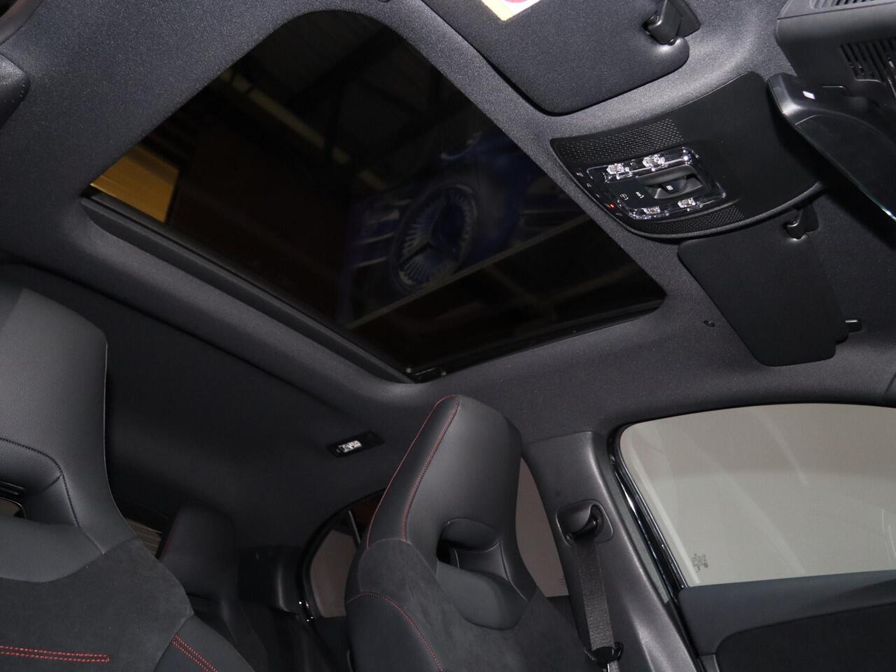 Mercedes-Benz A-KLASSE 250e Business Solution AMG | Panoramaschuifdak | Stoelverwarming | Achteruitrijcamera | MULTIBEAM LED | 19"inch AMG velgen |