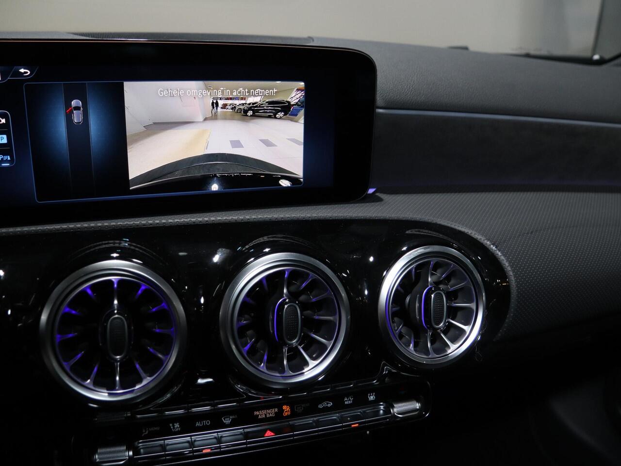 Mercedes-Benz A-KLASSE 250e Business Solution AMG | Panoramaschuifdak | Stoelverwarming | Achteruitrijcamera | MULTIBEAM LED | 19"inch AMG velgen |