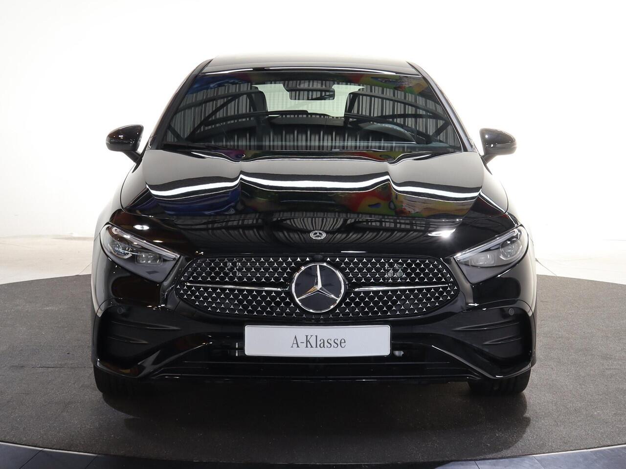 Mercedes-Benz A-KLASSE 250e Business Solution AMG | Panoramaschuifdak | Stoelverwarming | Achteruitrijcamera | MULTIBEAM LED | 19"inch AMG velgen |