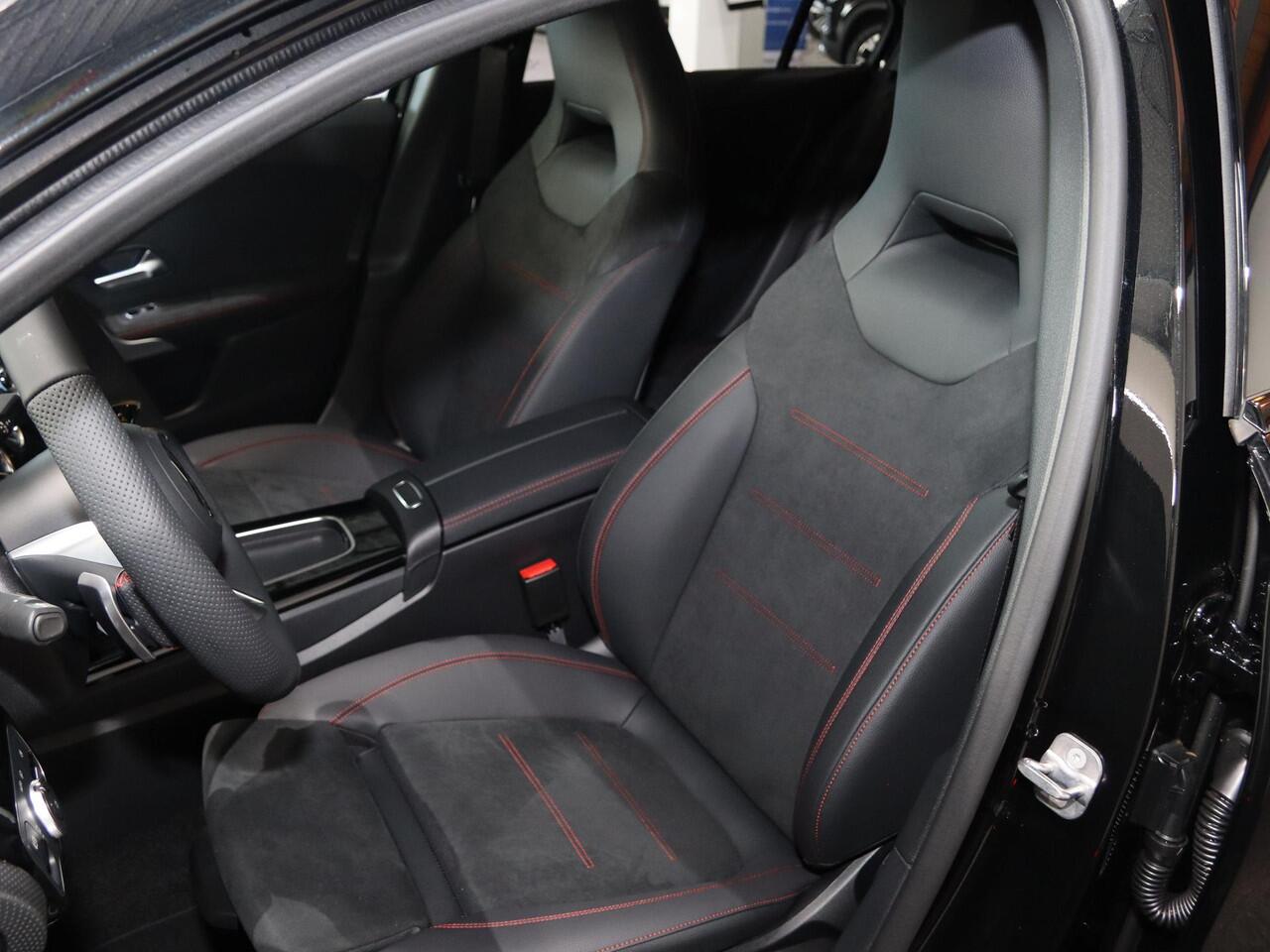 Mercedes-Benz A-KLASSE 250e Business Solution AMG | Panoramaschuifdak | Stoelverwarming | Achteruitrijcamera | MULTIBEAM LED |