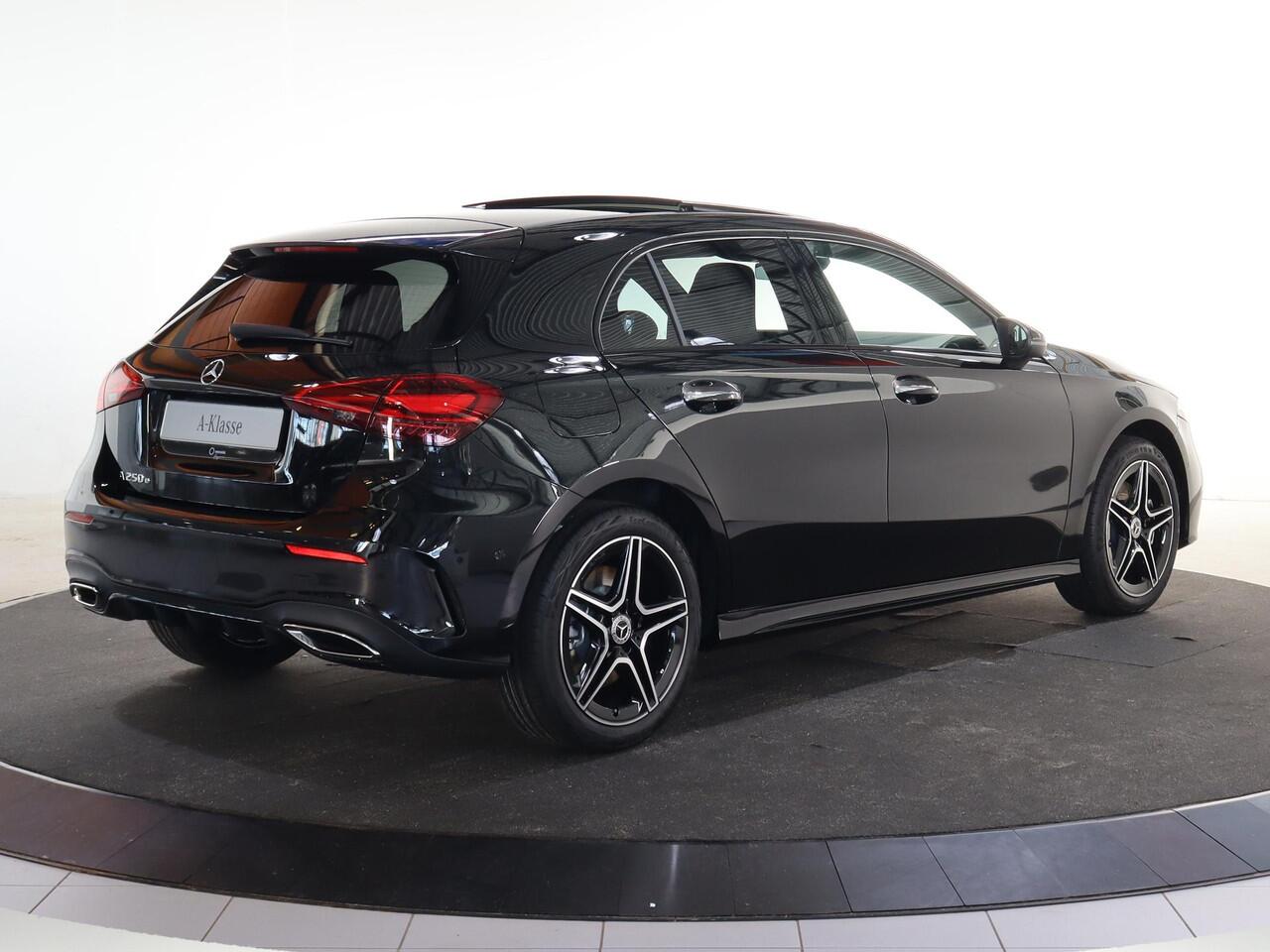Mercedes-Benz A-KLASSE 250e Business Solution AMG | Panoramaschuifdak | Stoelverwarming | Achteruitrijcamera | MULTIBEAM LED |