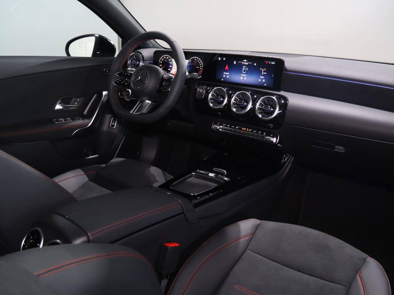 Mercedes-Benz A-KLASSE 250e Business Solution AMG | Panoramaschuifdak | Stoelverwarming | Achteruitrijcamera | MULTIBEAM LED |