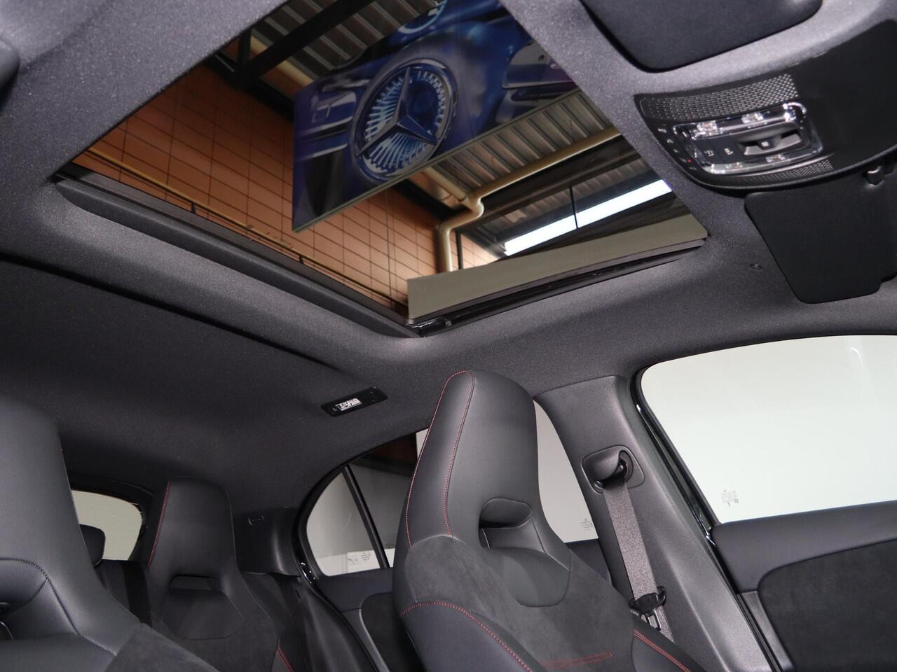 Mercedes-Benz A-KLASSE 250e Business Solution AMG | Panoramaschuifdak | Stoelverwarming | Achteruitrijcamera | MULTIBEAM LED |