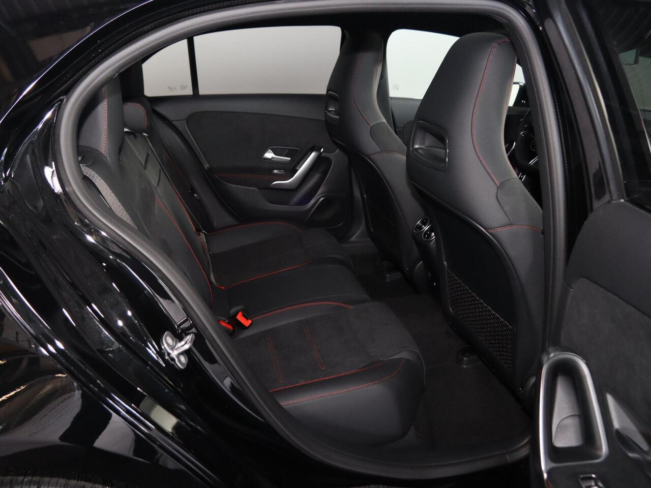 Mercedes-Benz A-KLASSE 250e Business Solution AMG | Panoramaschuifdak | Stoelverwarming | Achteruitrijcamera | MULTIBEAM LED |