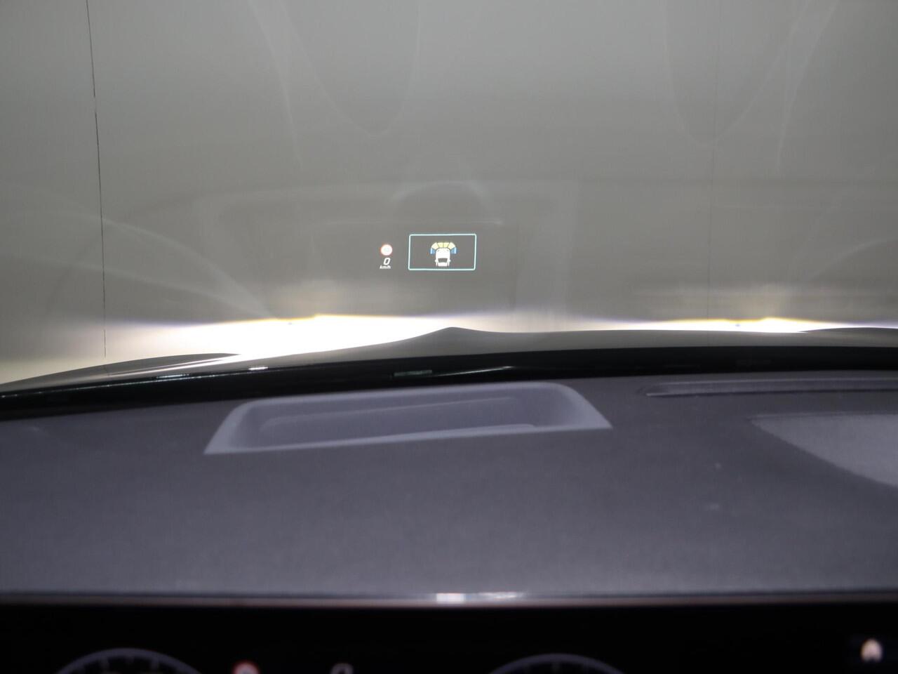 Mercedes-Benz A-KLASSE 180 Business Solution AMG | Panoramaschuifdak | Premium plus | Head-Up | Stoelverwarming | Achteruitrijcamera | MULTIBEAM LED |