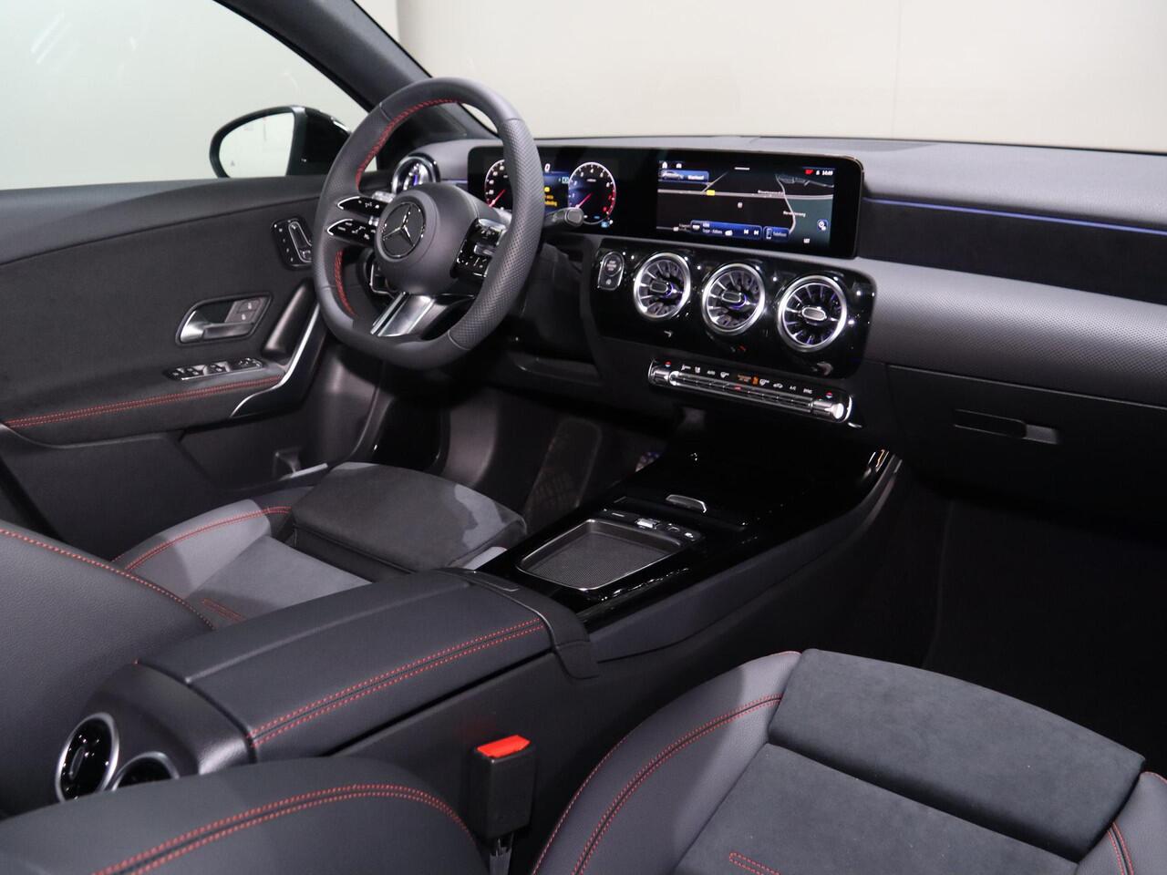 Mercedes-Benz A-KLASSE 180 Business Solution AMG | Panoramaschuifdak | Premium plus | Head-Up | Stoelverwarming | Achteruitrijcamera | MULTIBEAM LED |