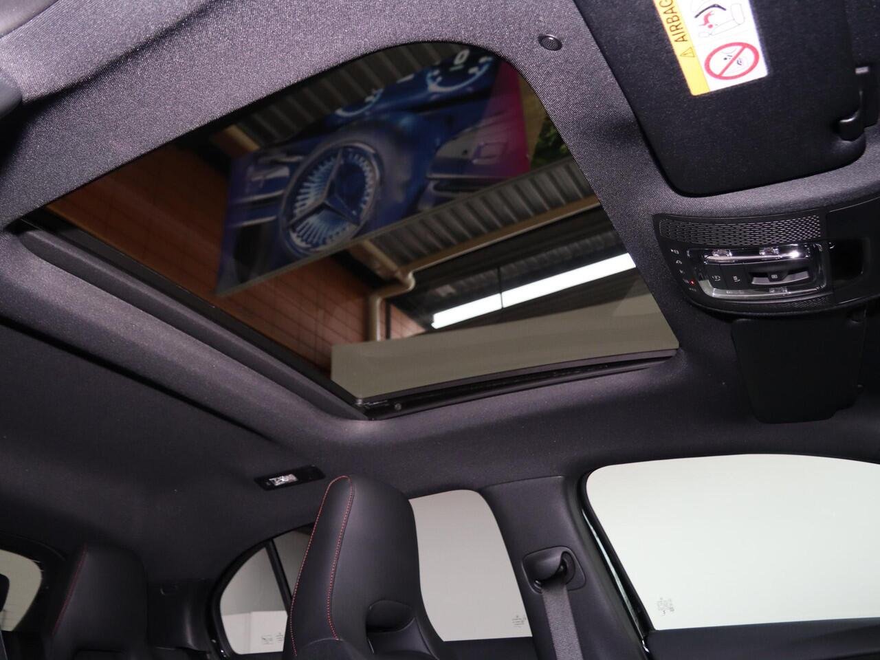 Mercedes-Benz A-KLASSE 180 Business Solution AMG | Panoramaschuifdak | Premium plus | Head-Up | Stoelverwarming | Achteruitrijcamera | MULTIBEAM LED |