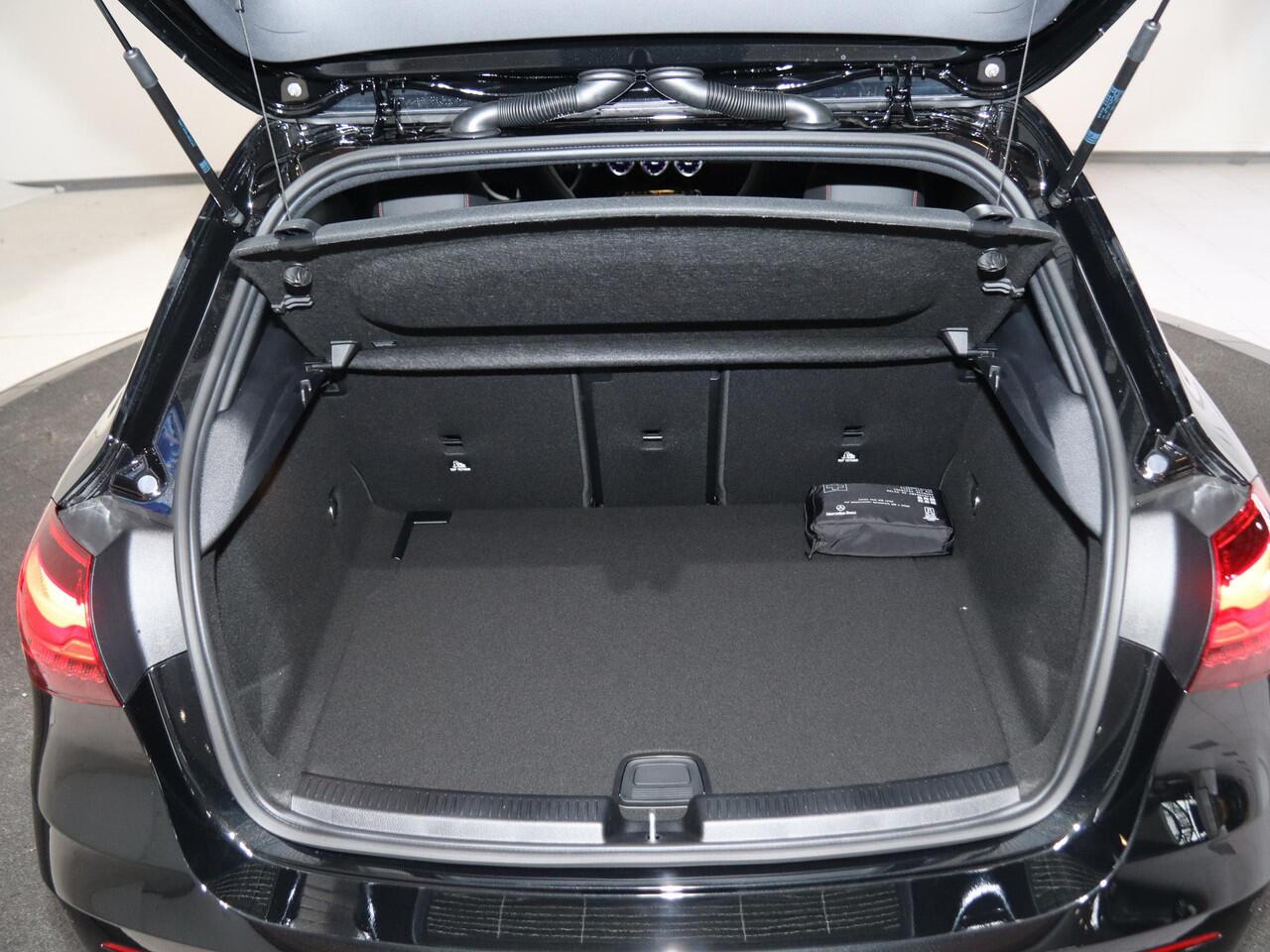 Mercedes-Benz A-KLASSE 180 Business Solution AMG | Panoramaschuifdak | Premium plus | Head-Up | Stoelverwarming | Achteruitrijcamera | MULTIBEAM LED |