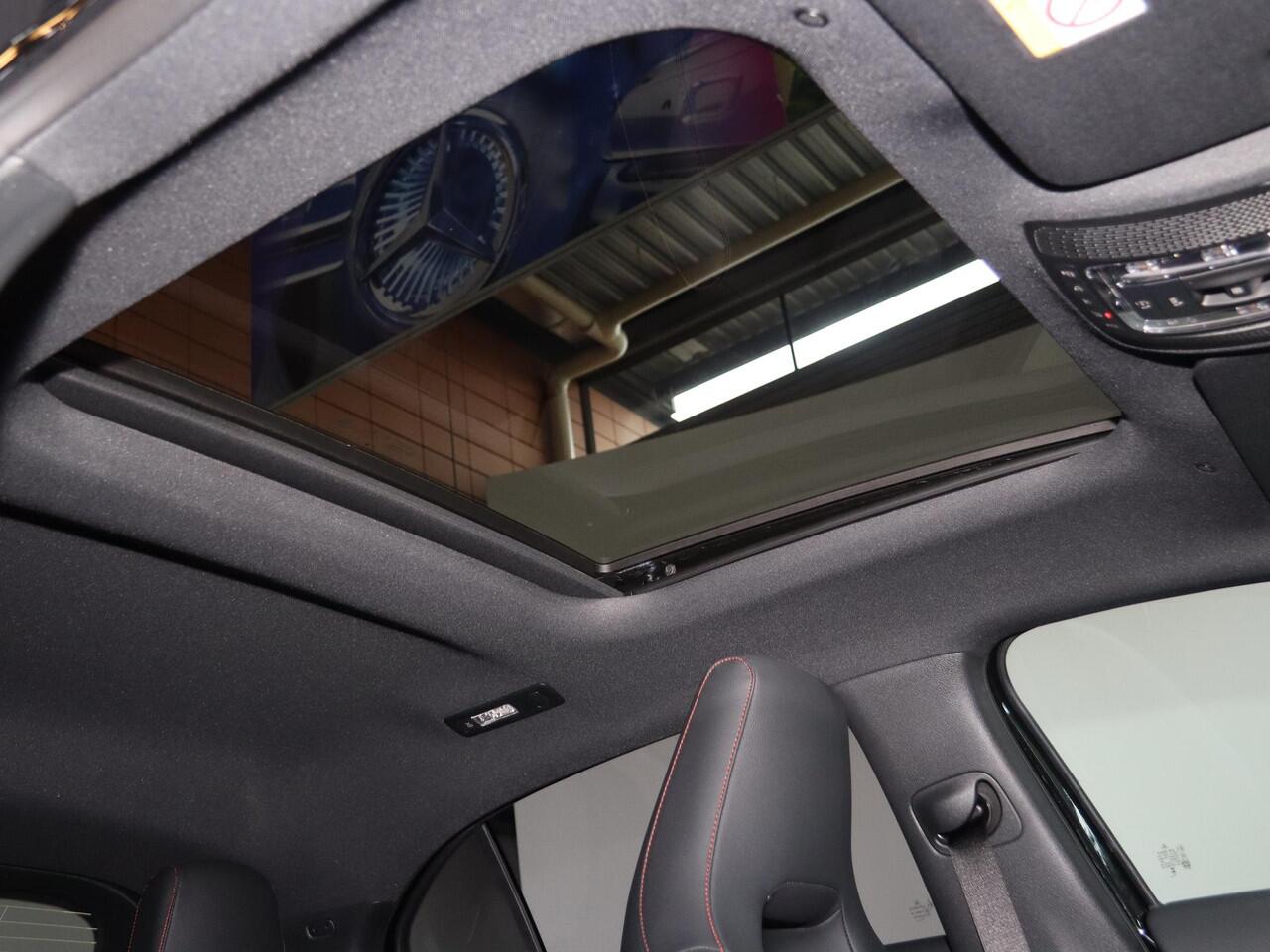 Mercedes-Benz A-KLASSE 180 Business Solution AMG | Panoramaschuifdak | Premium plus | Head-Up | Stoelverwarming | Achteruitrijcamera | MULTIBEAM LED |