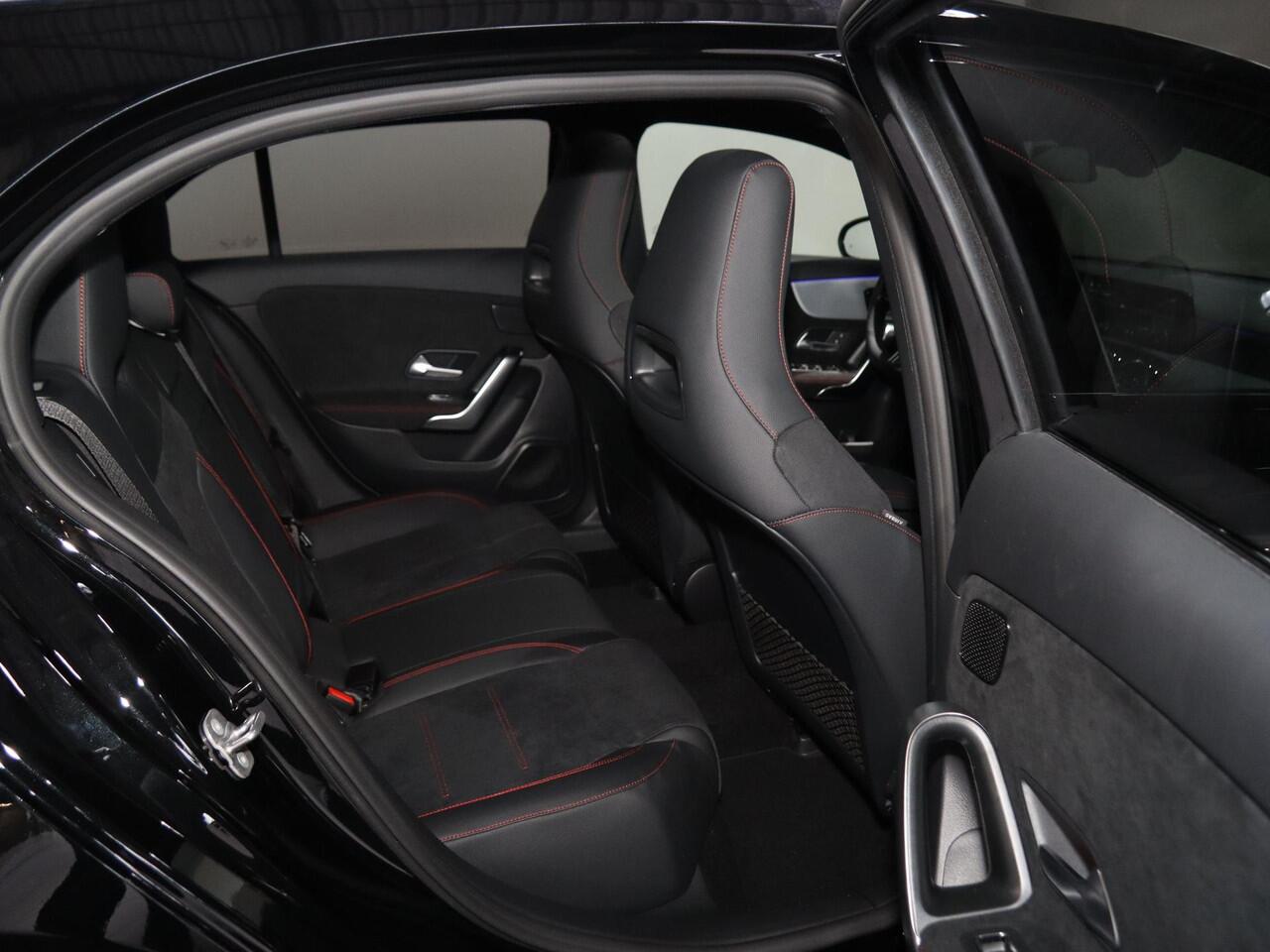 Mercedes-Benz A-KLASSE 180 Business Solution AMG | Panoramaschuifdak | Premium plus | Head-Up | Stoelverwarming | Achteruitrijcamera | MULTIBEAM LED |