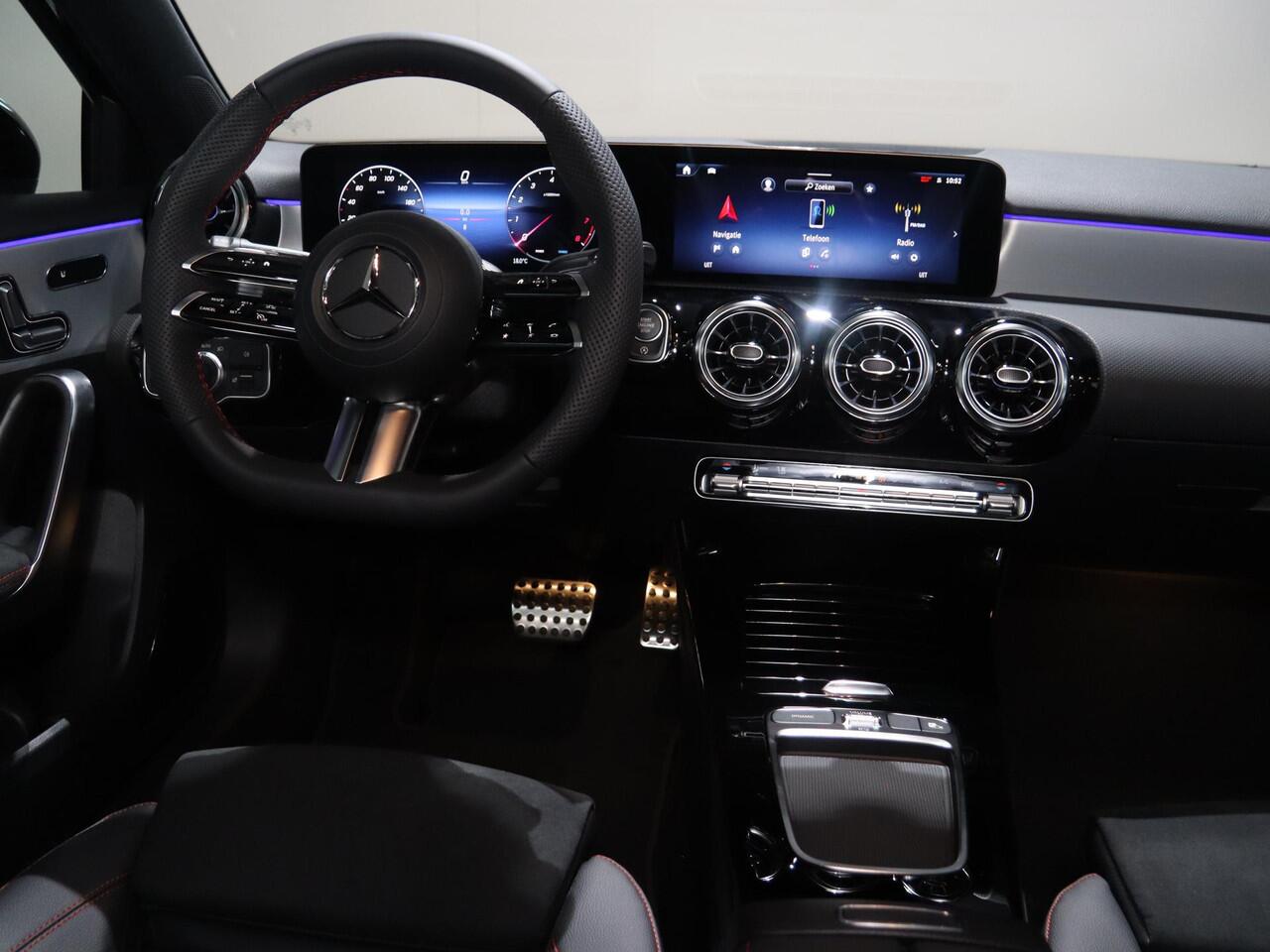 Mercedes-Benz A-KLASSE 180 Business Solution AMG | Panoramaschuifdak | Premium plus | Head-Up | Stoelverwarming | Achteruitrijcamera | MULTIBEAM LED |