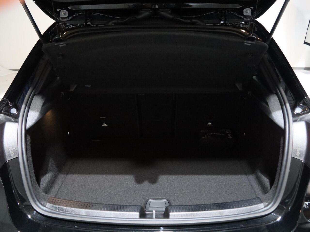 Mercedes-Benz A-KLASSE 180 Business Solution AMG | Panoramaschuifdak | Premium plus | Head-Up | Stoelverwarming | Achteruitrijcamera | MULTIBEAM LED |