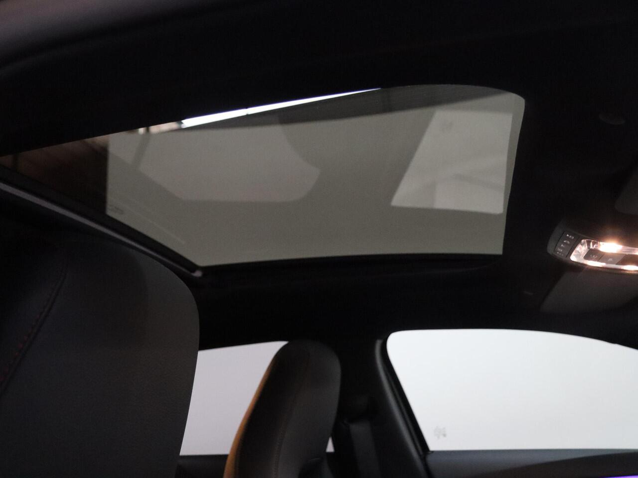 Mercedes-Benz A-KLASSE 180 Business Solution AMG | Panoramaschuifdak | Premium plus | Head-Up | Stoelverwarming | Achteruitrijcamera | MULTIBEAM LED |