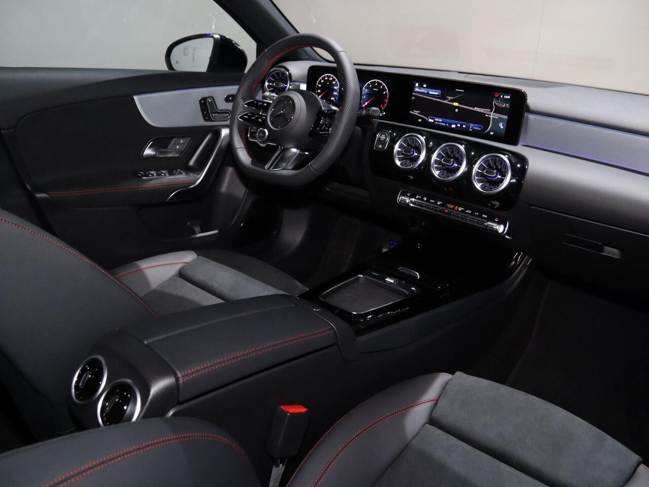 Mercedes-Benz A-KLASSE 180 Business Solution AMG | Panoramaschuifdak | Premium plus | Head-Up | Stoelverwarming | Achteruitrijcamera | MULTIBEAM LED |