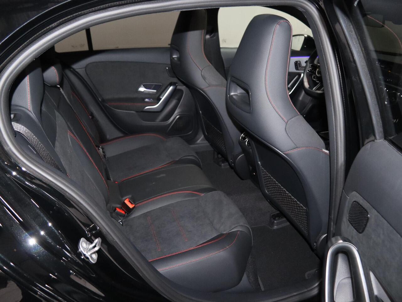 Mercedes-Benz A-KLASSE 180 Business Solution AMG | Panoramaschuifdak | Premium plus | Head-Up | Stoelverwarming | Achteruitrijcamera | MULTIBEAM LED |