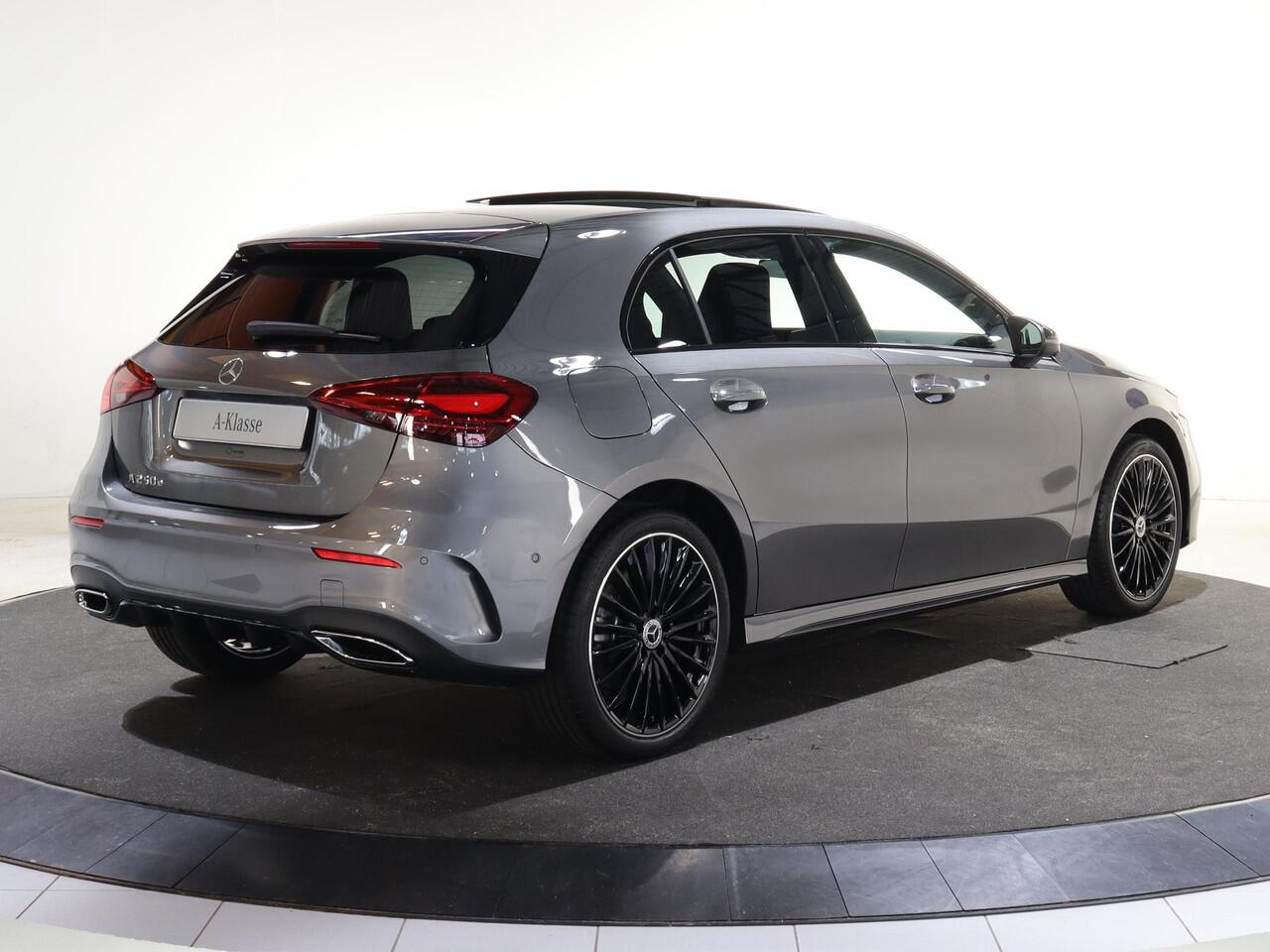 Mercedes-Benz A-KLASSE 250e Business Solution AMG | Panoramaschuifdak | Premium Plus | Head-up display | Dodehoekassistent |