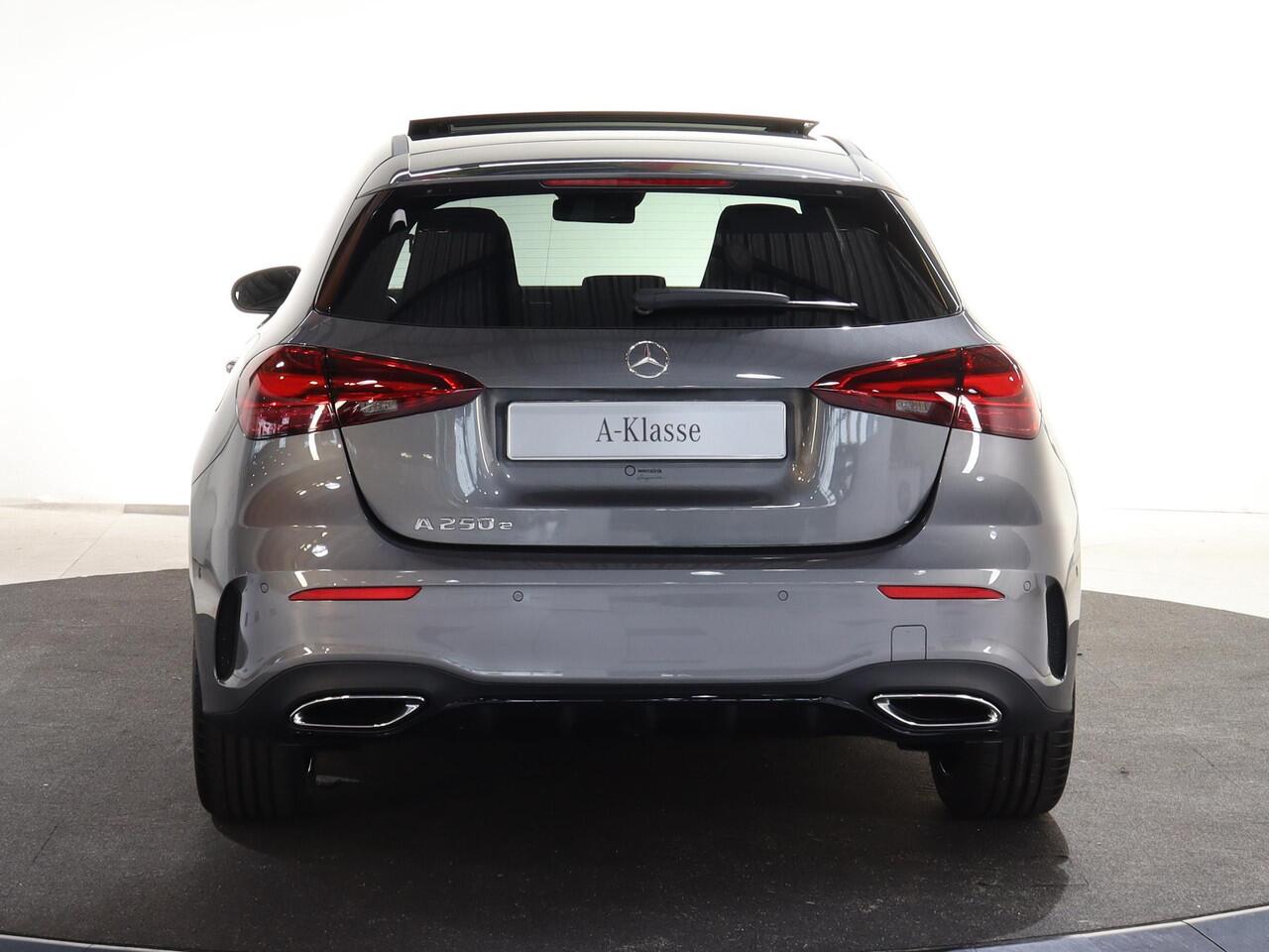 Mercedes-Benz A-KLASSE 250e Business Solution AMG | Panoramaschuifdak | Premium Plus | Head-up display | Dodehoekassistent |