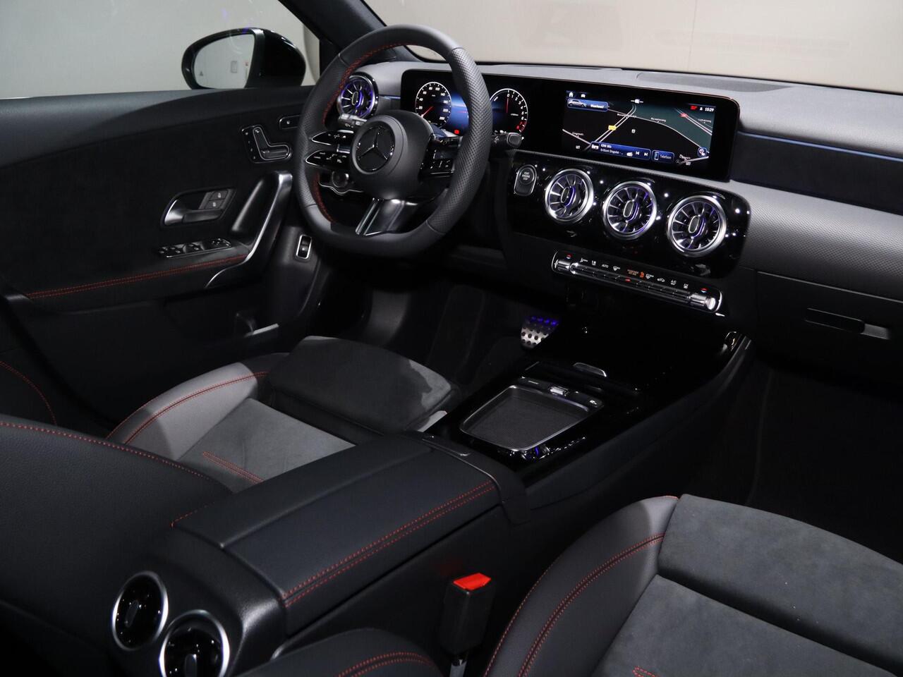 Mercedes-Benz A-KLASSE 250e Business Solution AMG | Panoramaschuifdak | Premium Plus | Head-up display | Dodehoekassistent |