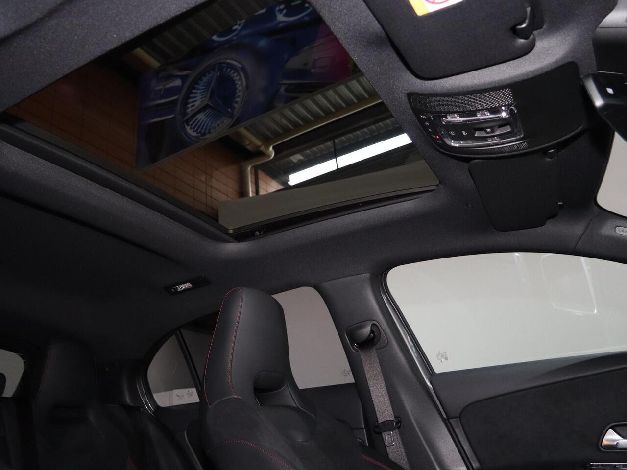 Mercedes-Benz A-KLASSE 250e Business Solution AMG | Panoramaschuifdak | Premium Plus | Head-up display | Dodehoekassistent |