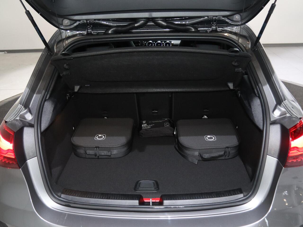 Mercedes-Benz A-KLASSE 250e Business Solution AMG | Panoramaschuifdak | Stoelverwarming | Achteruitrijcamera | MULTIBEAM LED | Nightpakket |