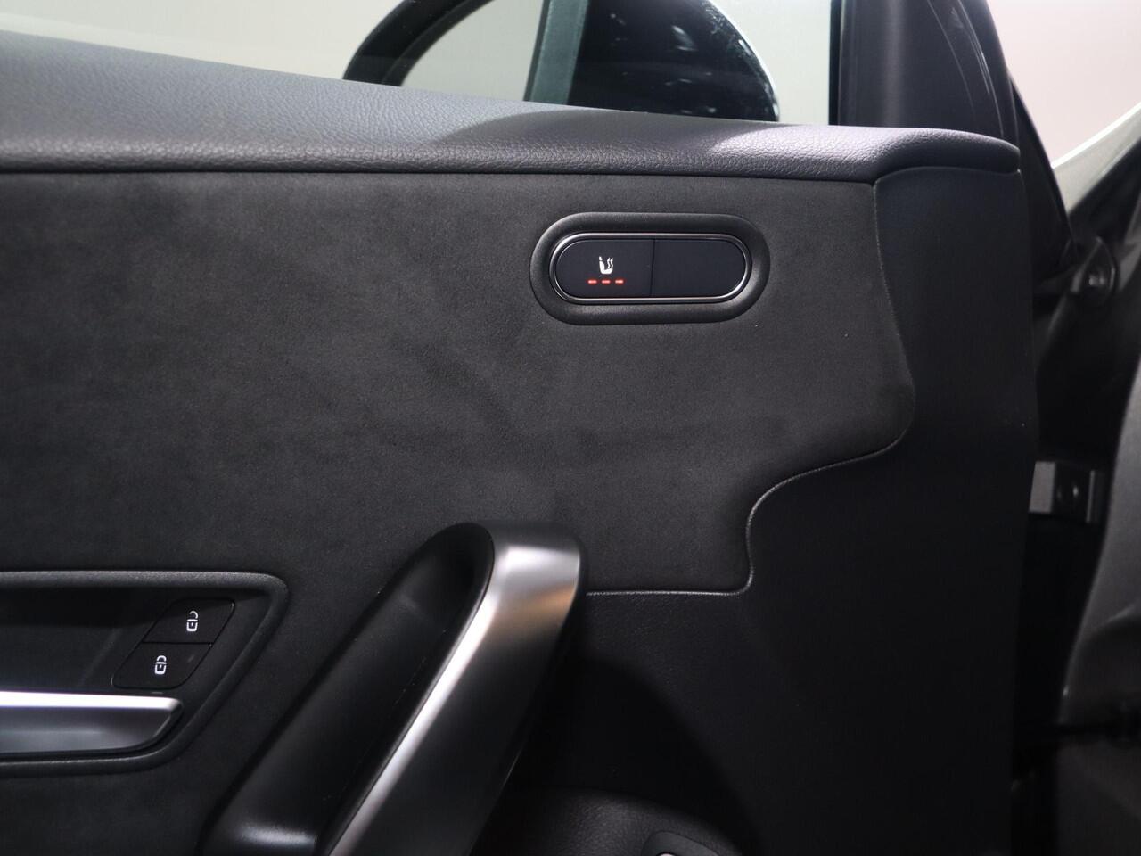 Mercedes-Benz A-KLASSE 250e Business Solution AMG | Panoramaschuifdak | Stoelverwarming | Achteruitrijcamera | MULTIBEAM LED | Nightpakket |