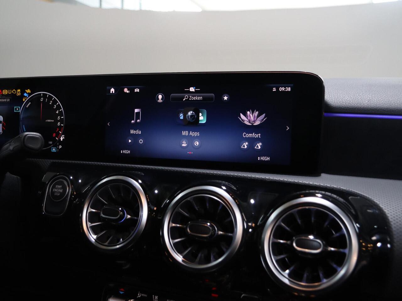 Mercedes-Benz A-KLASSE 250e Business Solution AMG | Panoramaschuifdak | Stoelverwarming | Achteruitrijcamera | MULTIBEAM LED | Nightpakket |