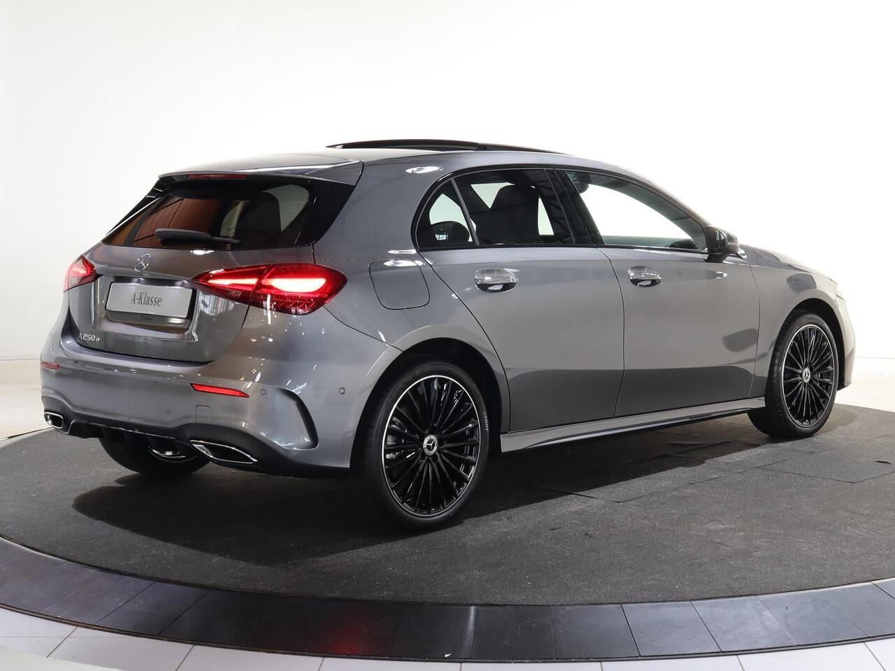 Mercedes-Benz A-KLASSE 250e Business Solution AMG | Panoramaschuifdak | Stoelverwarming | Achteruitrijcamera | MULTIBEAM LED | Nightpakket |