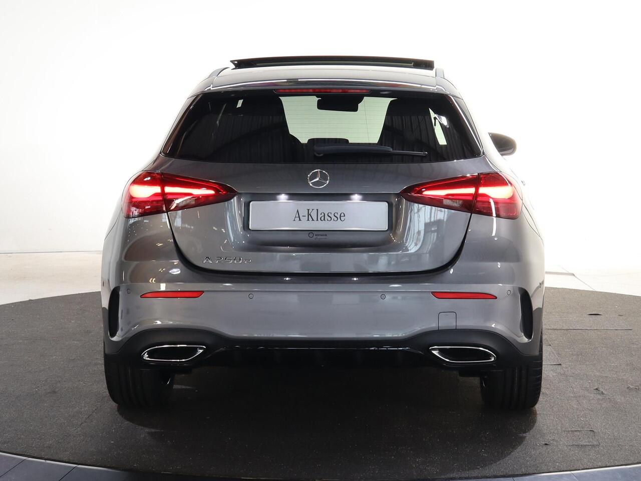 Mercedes-Benz A-KLASSE 250e Business Solution AMG | Panoramaschuifdak | Stoelverwarming | Achteruitrijcamera | MULTIBEAM LED | Nightpakket |
