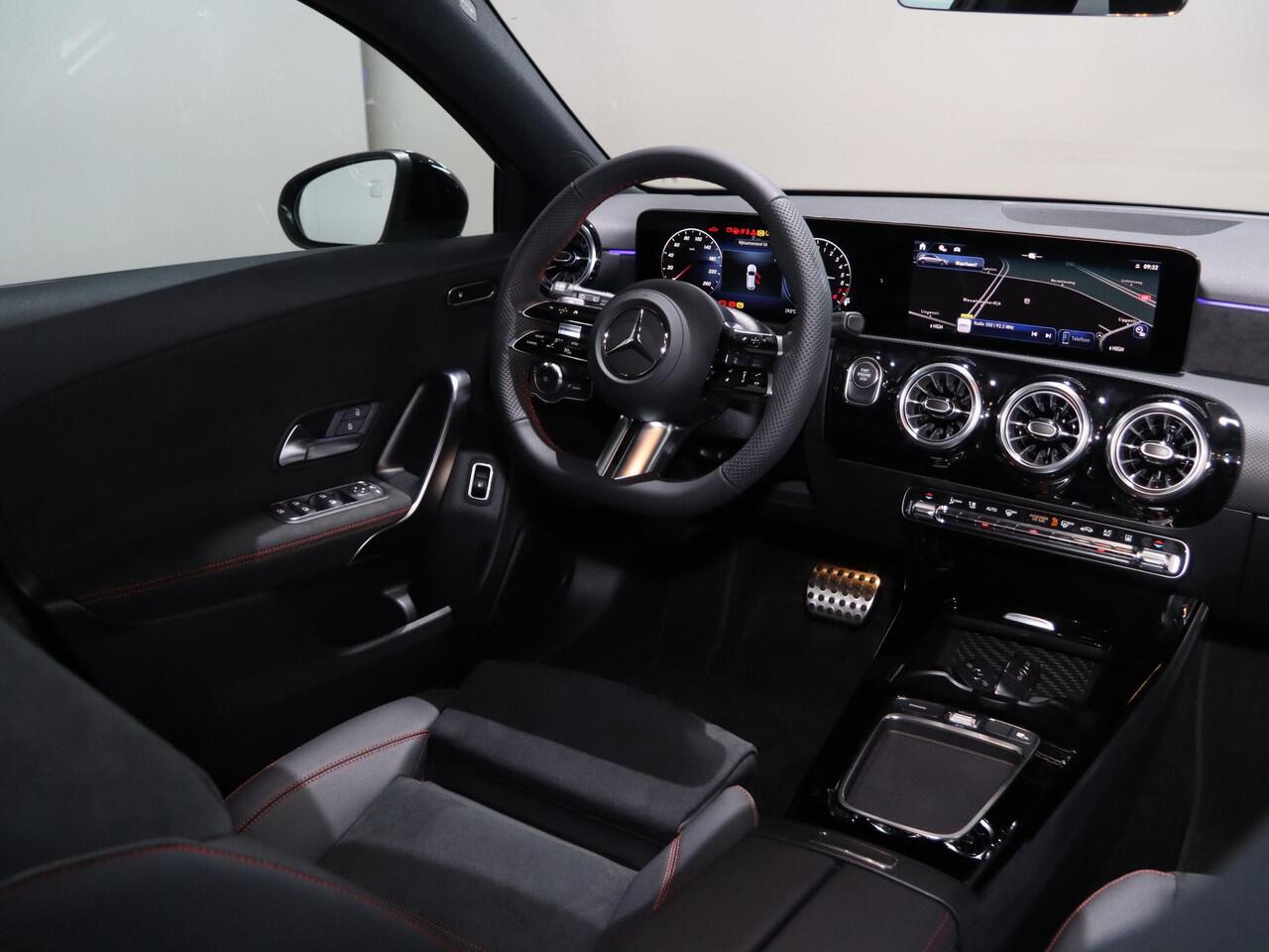 Mercedes-Benz A-KLASSE 250e Business Solution AMG | Panoramaschuifdak | Stoelverwarming | Achteruitrijcamera | MULTIBEAM LED | Nightpakket |