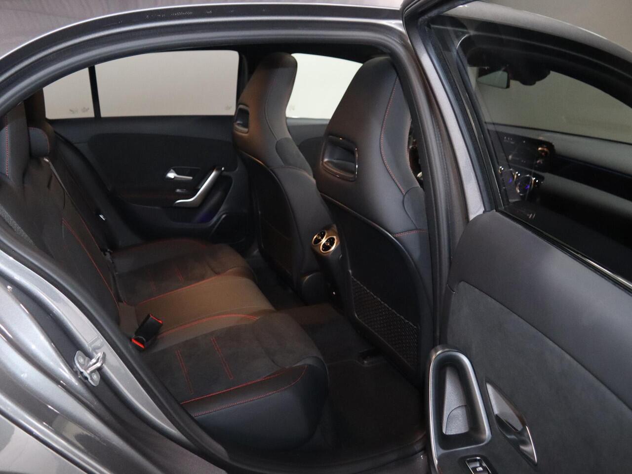 Mercedes-Benz A-KLASSE 250e Business Solution AMG | Panoramaschuifdak | Stoelverwarming | Achteruitrijcamera | MULTIBEAM LED | Nightpakket |