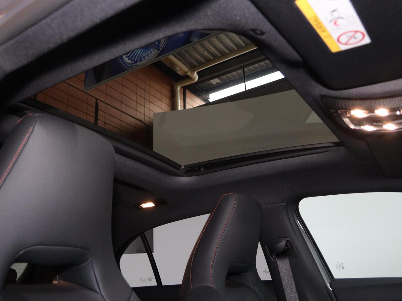 Mercedes-Benz A-KLASSE 250e Business Solution AMG | Panoramaschuifdak | Stoelverwarming | Achteruitrijcamera | MULTIBEAM LED | Nightpakket |
