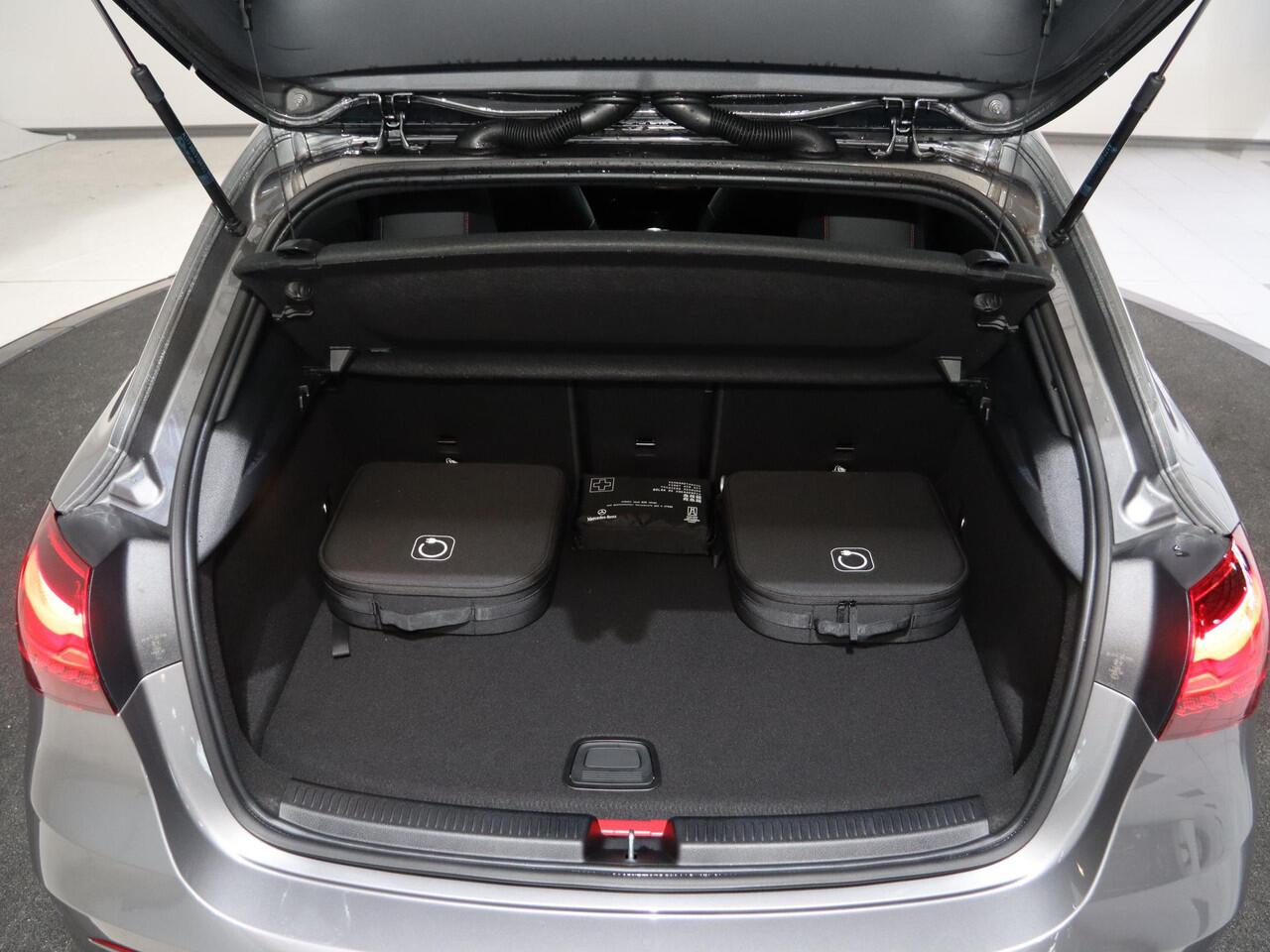 Mercedes-Benz A-KLASSE 250e Business Solution AMG | Panoramaschuifdak | Stoelverwarming | Achteruitrijcamera | MULTIBEAM LED | Nightpakket |