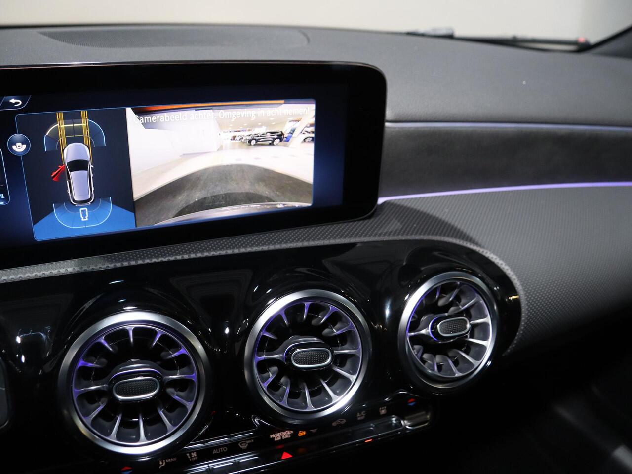 Mercedes-Benz A-KLASSE 250e Business Solution AMG | Panoramaschuifdak | Stoelverwarming | Achteruitrijcamera | MULTIBEAM LED | Nightpakket |