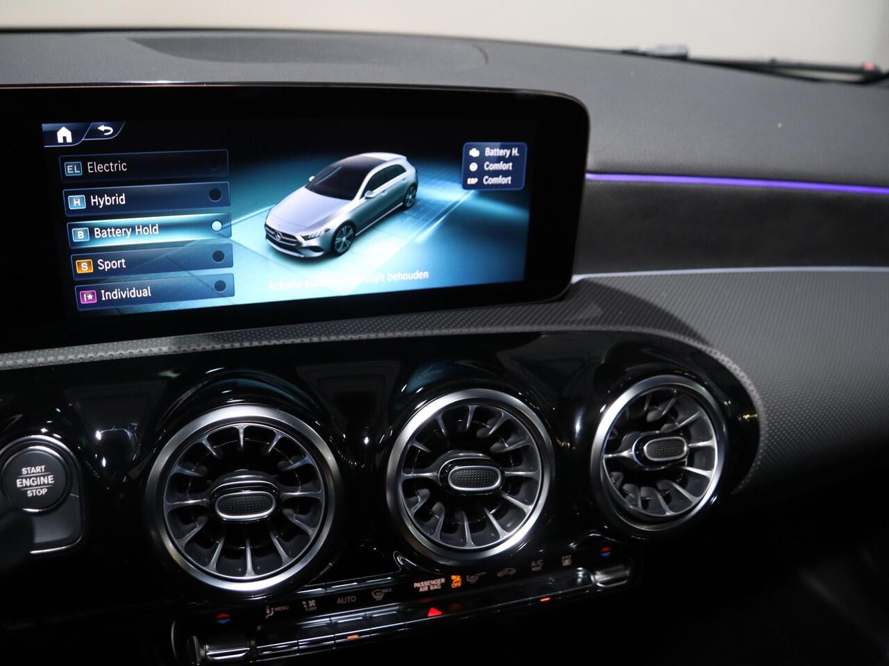 Mercedes-Benz A-KLASSE 250e Business Solution AMG | Panoramaschuifdak | Stoelverwarming | Achteruitrijcamera | MULTIBEAM LED | Nightpakket |
