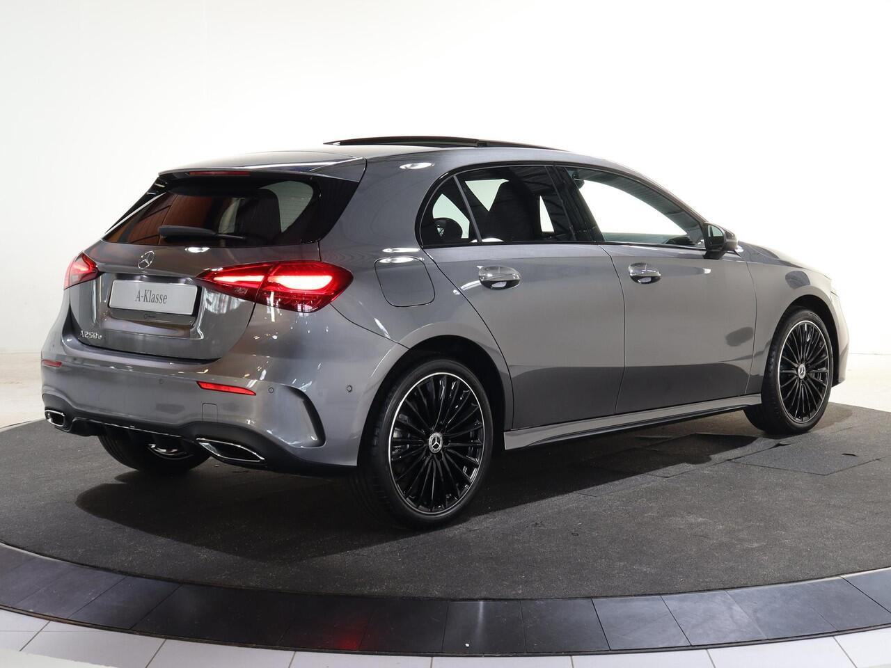 Mercedes-Benz A-KLASSE 250e Business Solution AMG | Panoramaschuifdak | Stoelverwarming | Achteruitrijcamera | MULTIBEAM LED | Nightpakket |